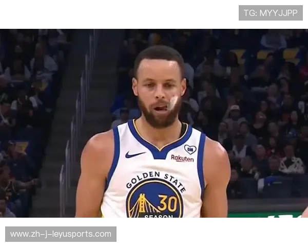 勇士反弹获胜,库里表现依旧抢眼,勇士队员对库里