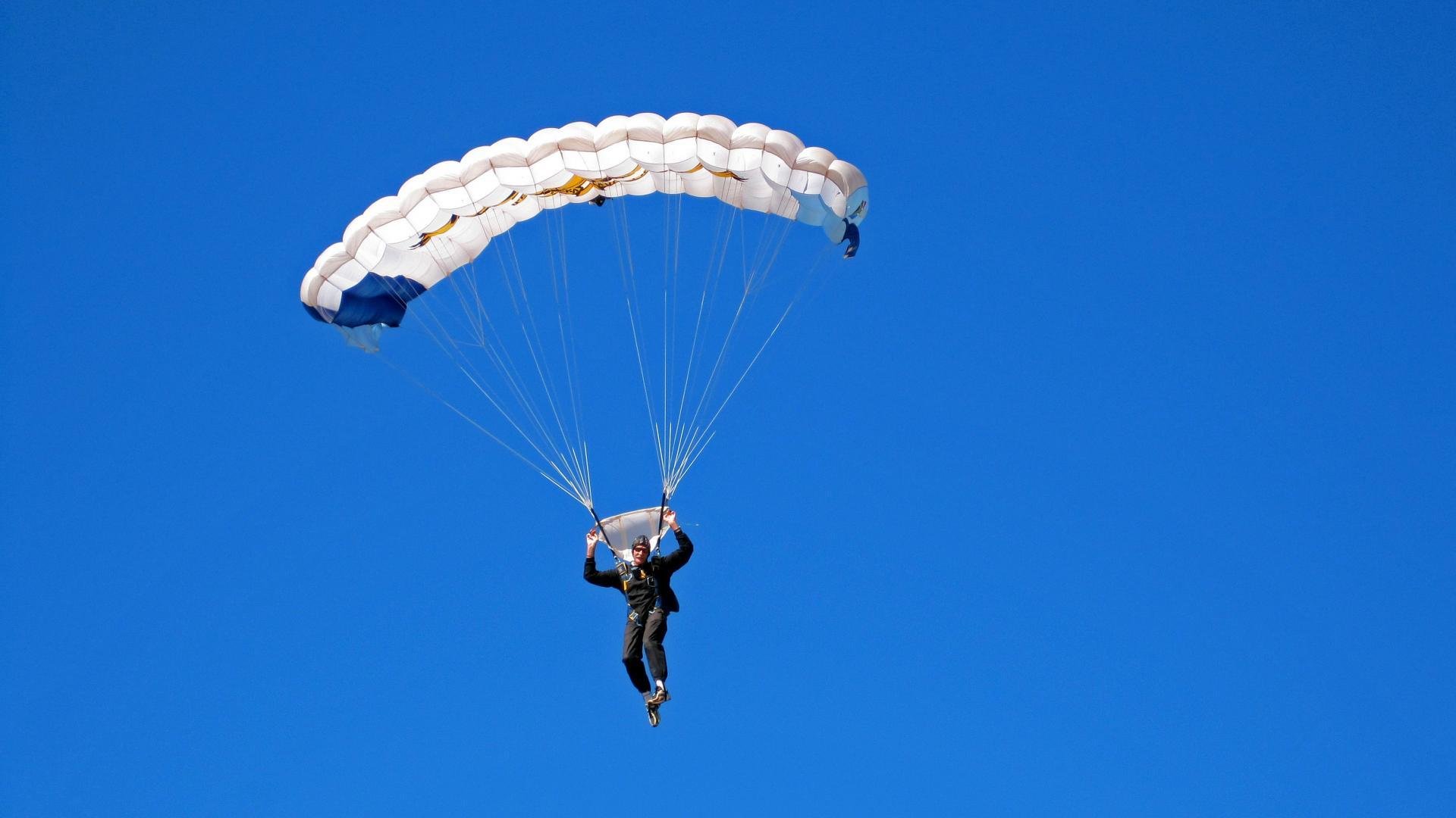 世界杯：球鞋厂商举办“重制经典战靴”活动 满足老球迷情怀